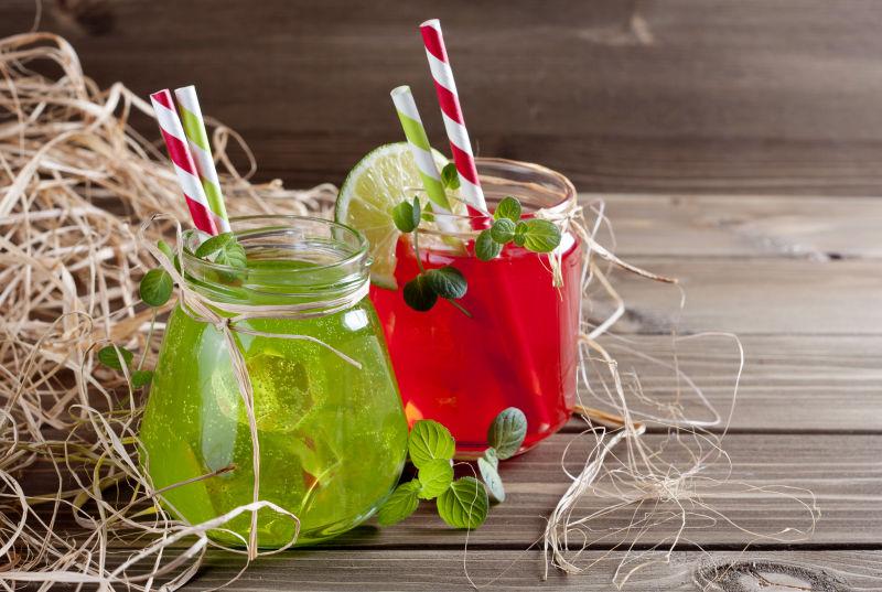 木桌上的玻璃罐饮料