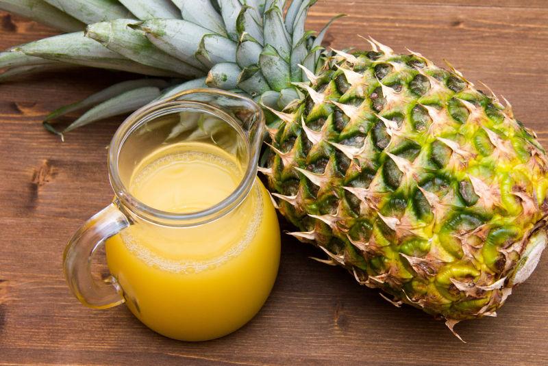 新鲜菠萝与菠萝汁