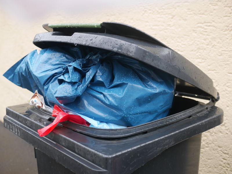 垃圾桶里满出来的垃圾