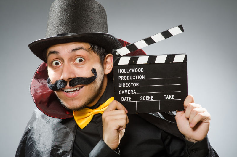 滑稽男人带电影隔板