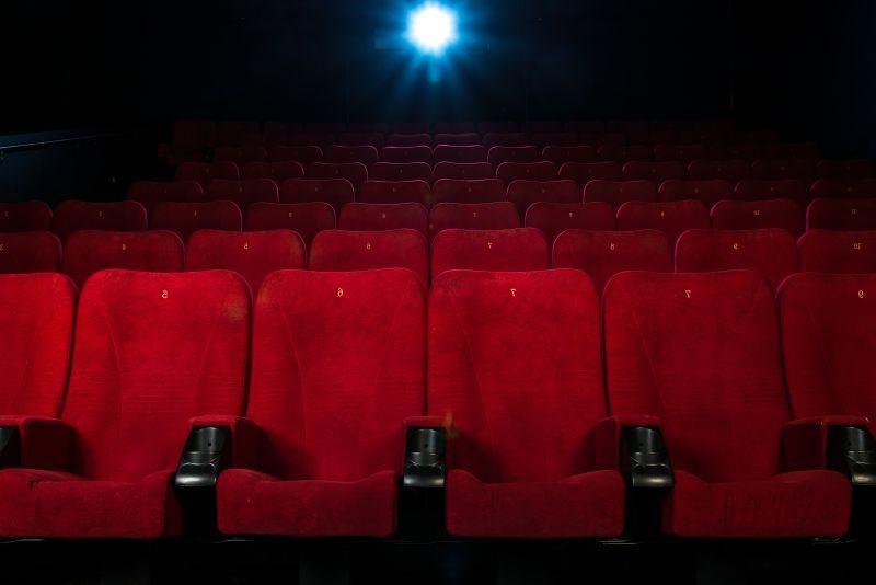 电影院里空荡荡的红色座位