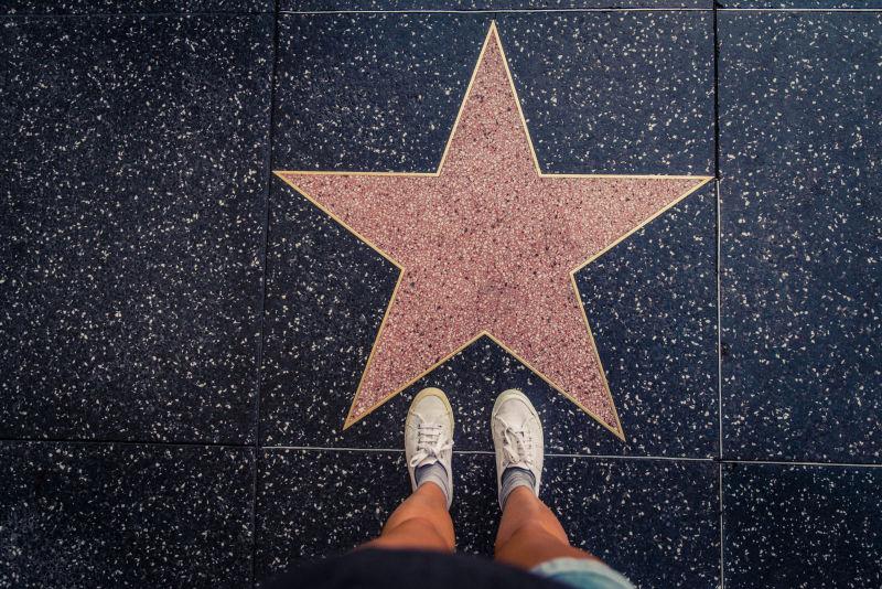 游客带着一颗空星在好莱坞漫步