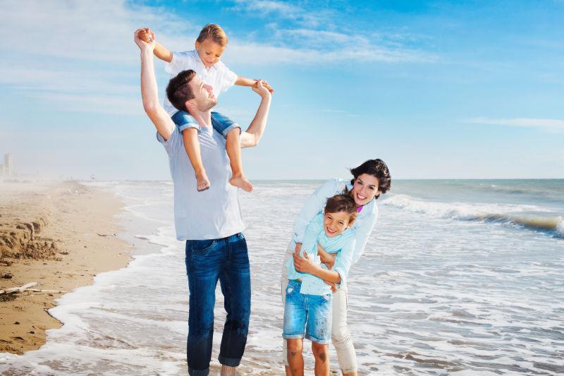 海边玩耍的幸福的一家人