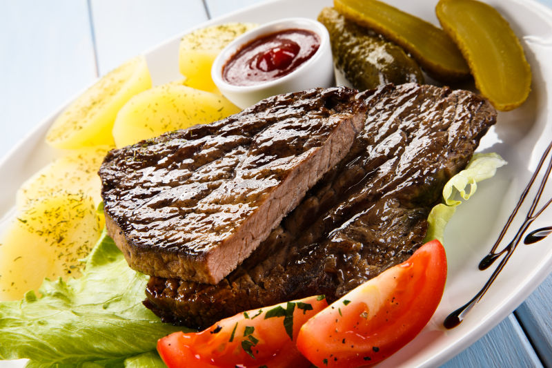 黑胡椒牛排和蔬菜搭配