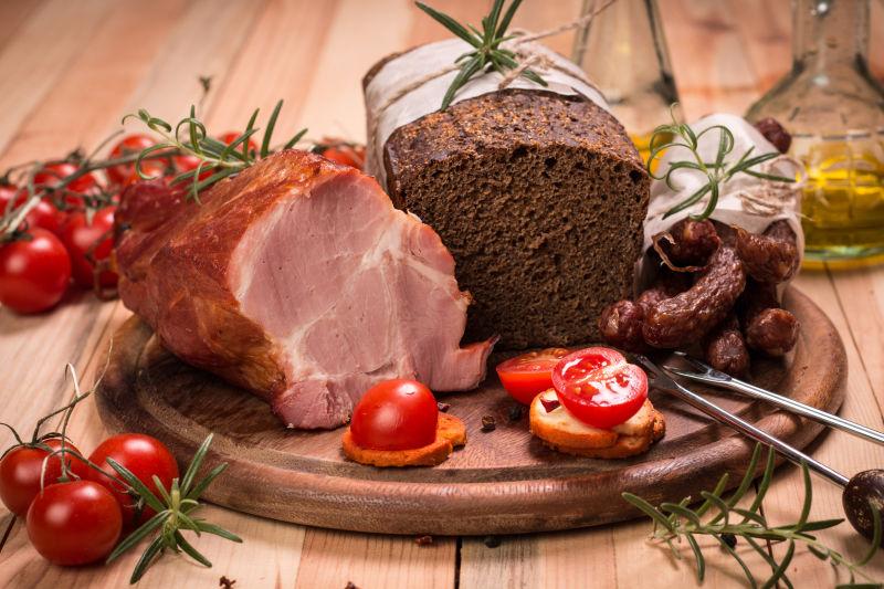 木制背景中的意大利腊肠和肉的