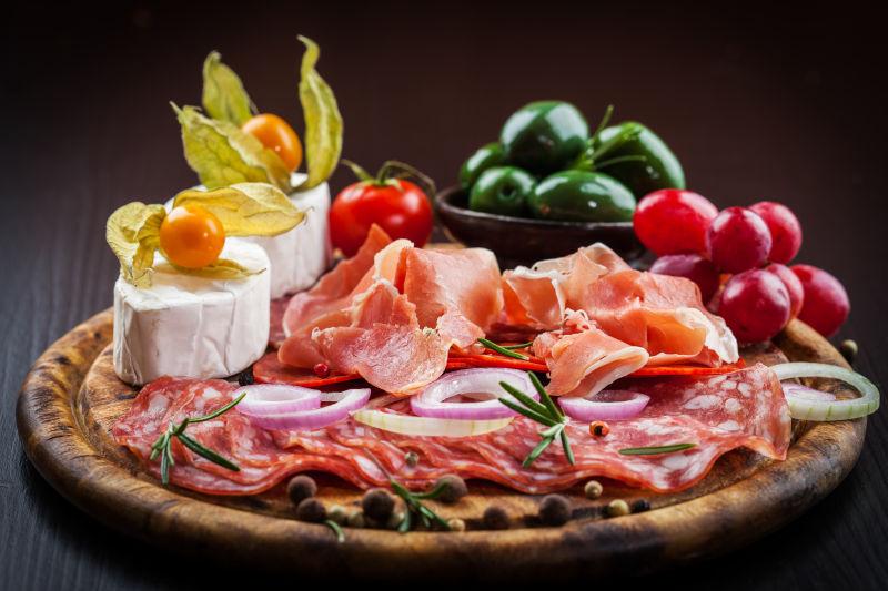 餐盘上不同的开胃菜