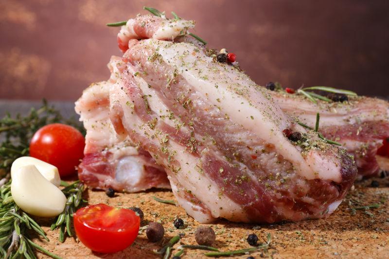 木桌上的香料和西红柿培根