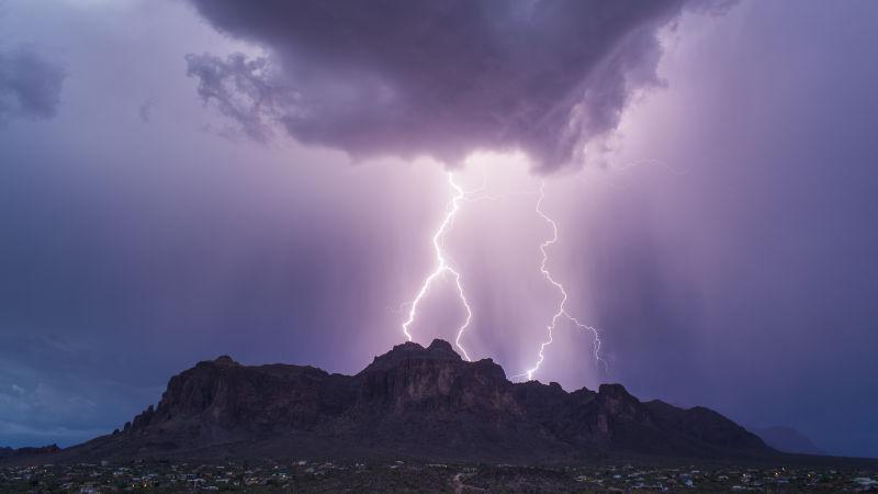 在夏季的黑暗的雷雨天气