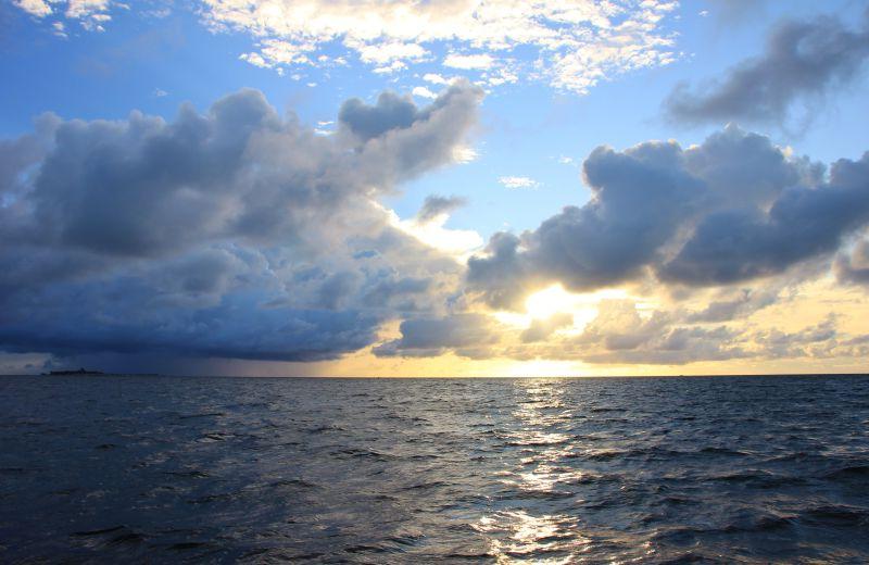 海面上阳光下的乌云