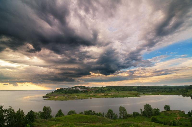 湖泊上的多云景观
