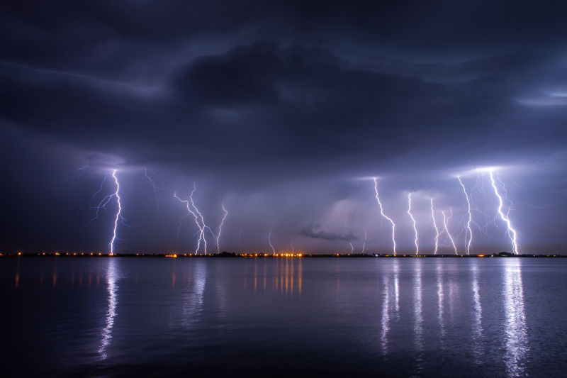 夜晚湖上的雷雨和闪电