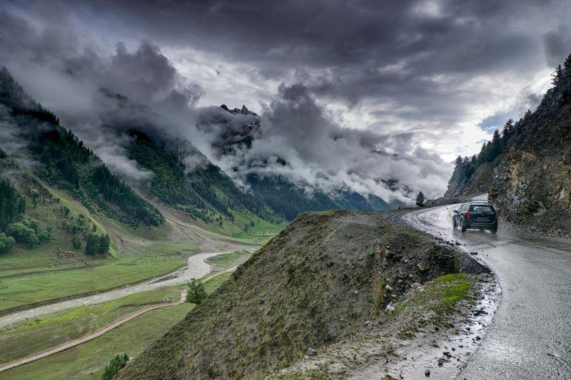 山脉上空的乌云