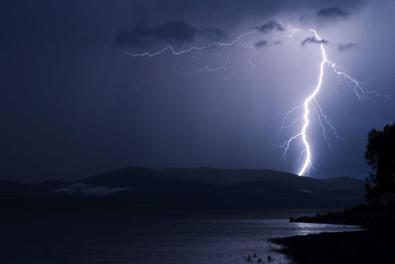 黑暗的河上闪电