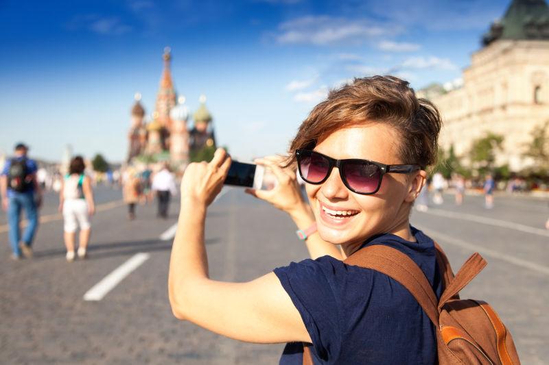年轻迷人的女子在莫斯科旅游
