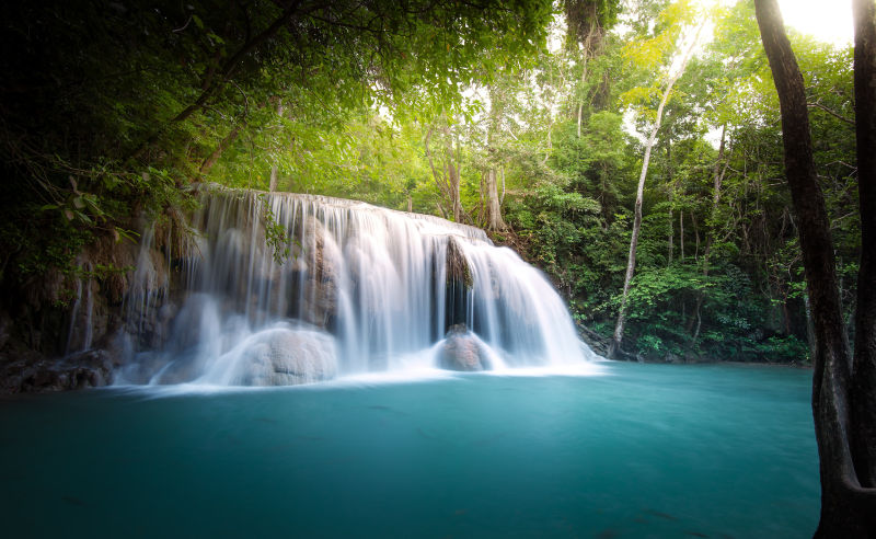 丛林瀑布美景