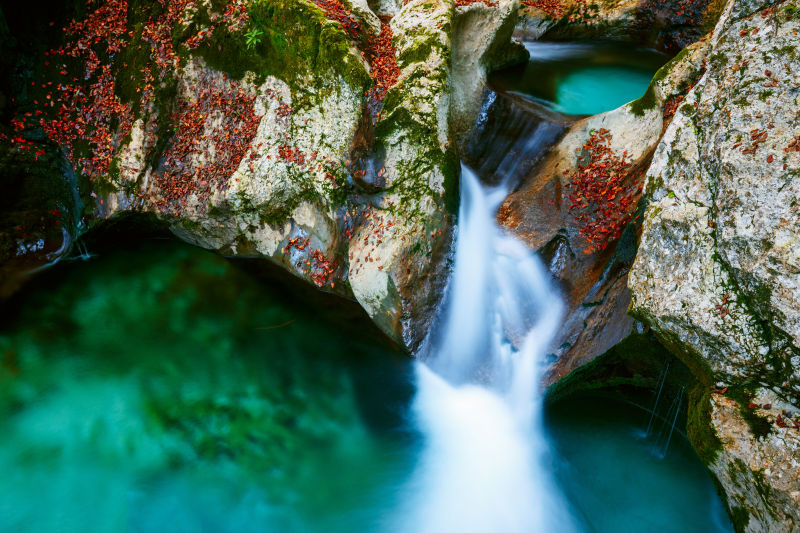 美丽的山谷瀑布