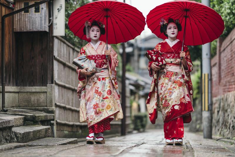 撑伞行走的日本女人图片 日本和服女人撑着伞在街上行走素材 高清图片 摄影照片 寻图免费打包下载