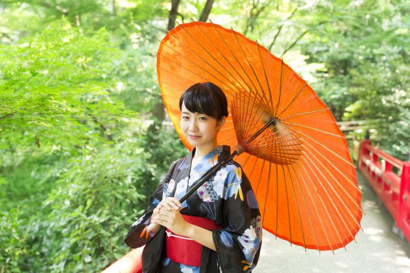 撑伞站在户外的日本和服女人图片 日本女人穿着和服撑伞在户外素材 高清图片 摄影照片 寻图免费打包下载