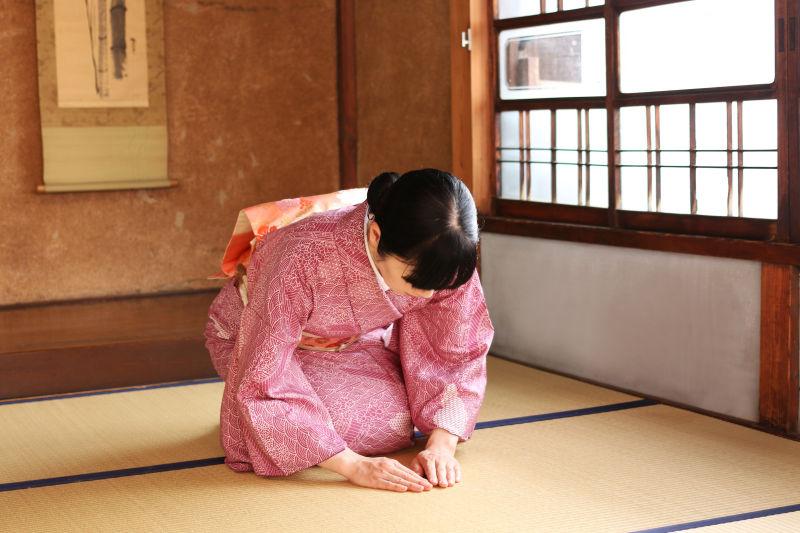 跪在地上低头的日本女人