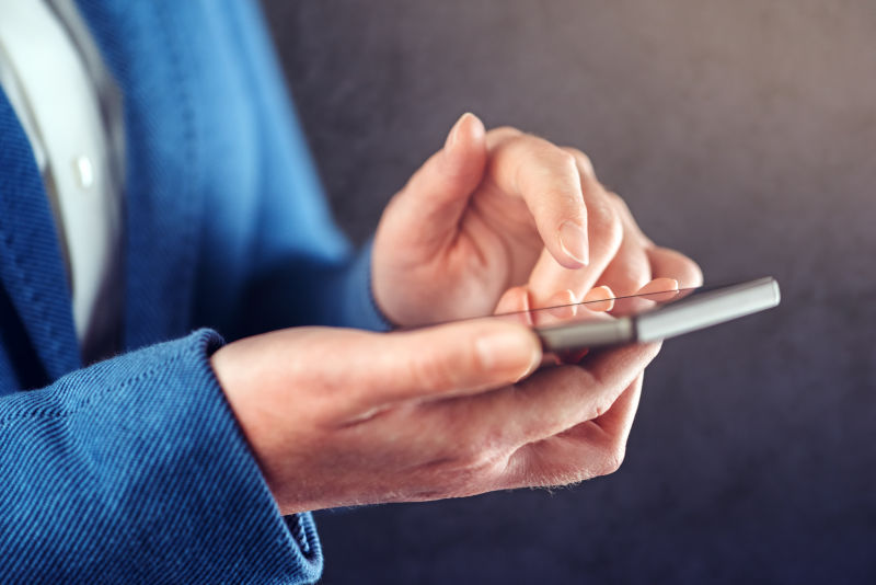 使用手机的男人