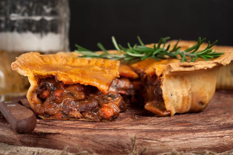 木案板上美味的馅饼