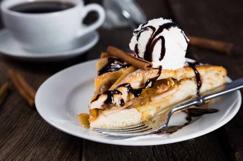 桌子上的冰淇淋馅饼