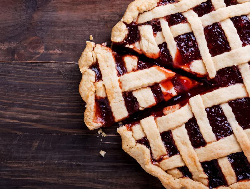 木桌上的果酱馅饼