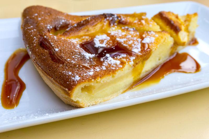 白色盘子里的美味蛋糕