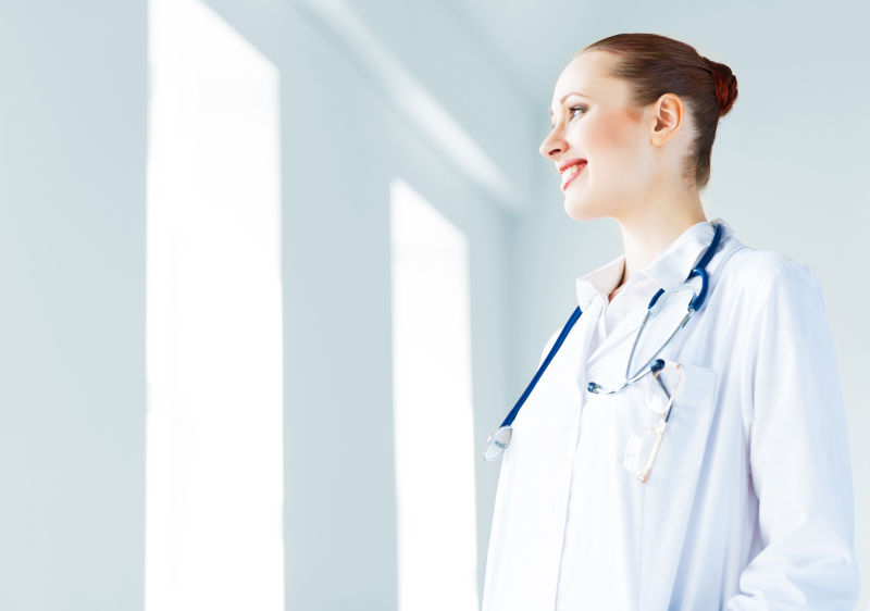 对这窗户微笑的女医生