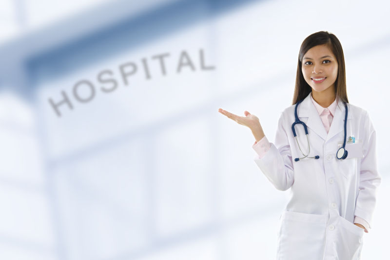 欢迎手势带着听诊器的女医生