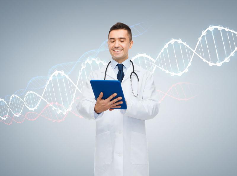 在DNA前使用平板电脑的男医生