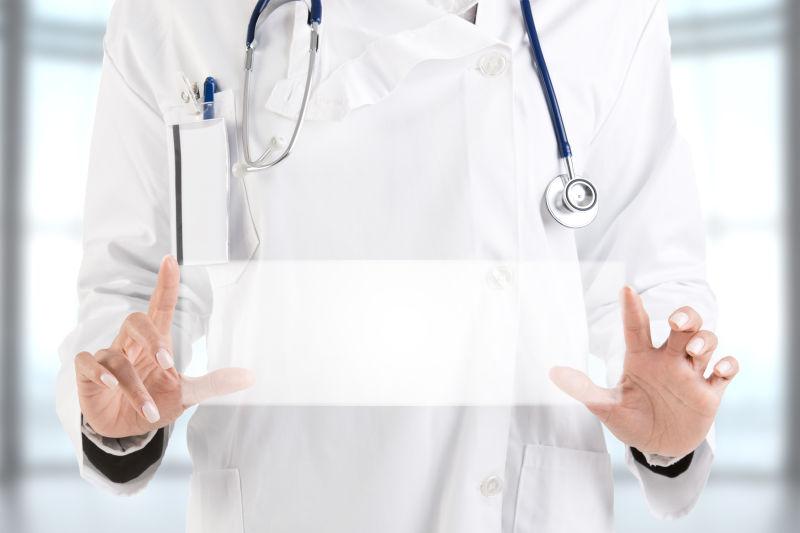 穿着白色衣服的医生拿着白色白板