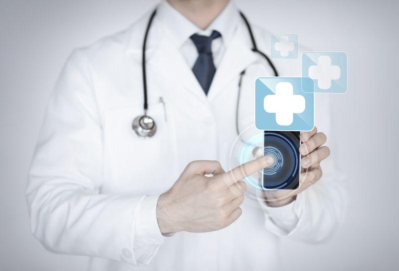 拿着智能手机的带着听诊器的医生