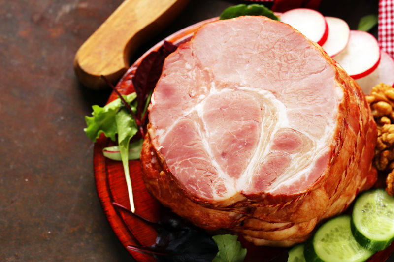 用香料和蔬菜烤肉