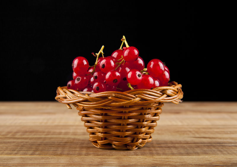 编织篮子里的醋栗