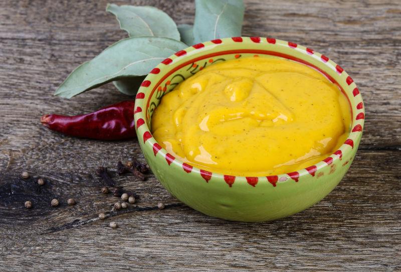 木桌上的红椒和咖喱酱