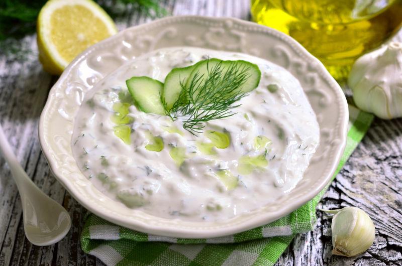 传统的希腊酸奶黄瓜汁