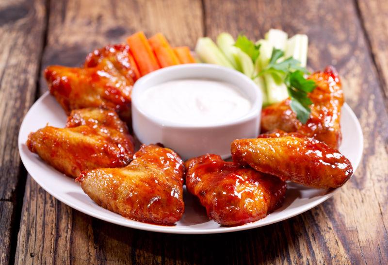 木桌上的酱炒鸡翅