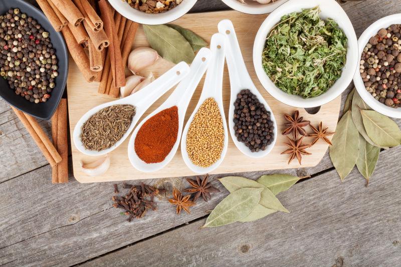 木制桌面上五颜六色的调味品和草药