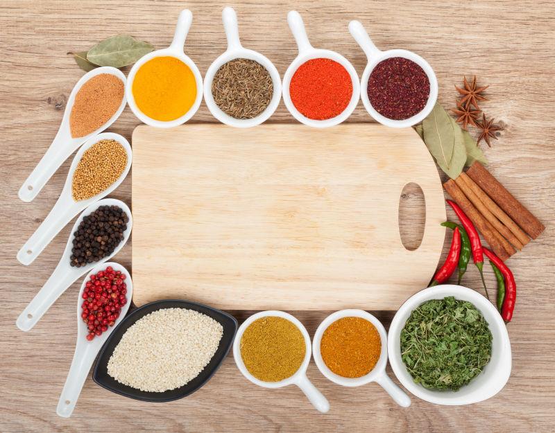 木制背景中食物香料汤匙和砧板