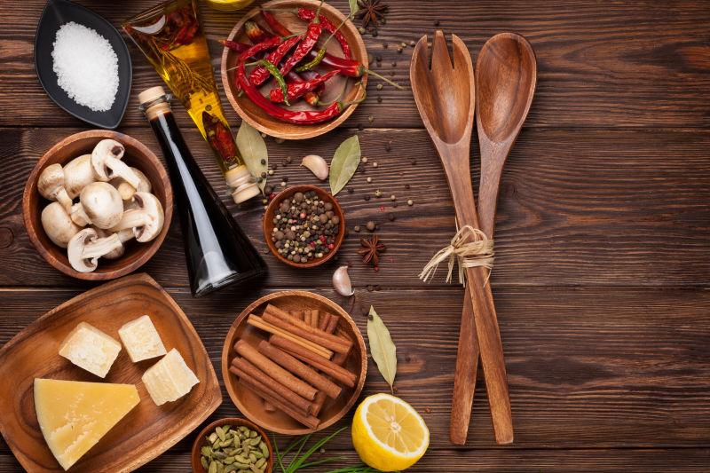 木制背景中的烹饪食材和汤匙