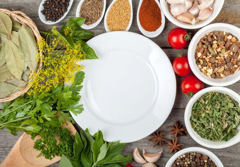 木制背景中五颜六色的食物香料