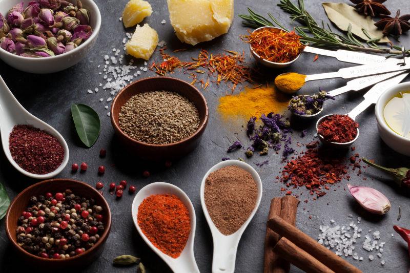 石桌背景中丰富的烹饪调料品