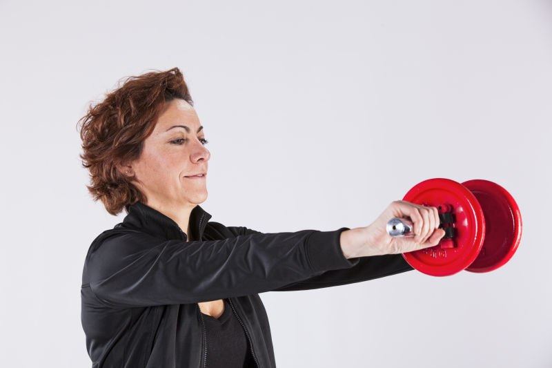 双手举哑铃的妇女