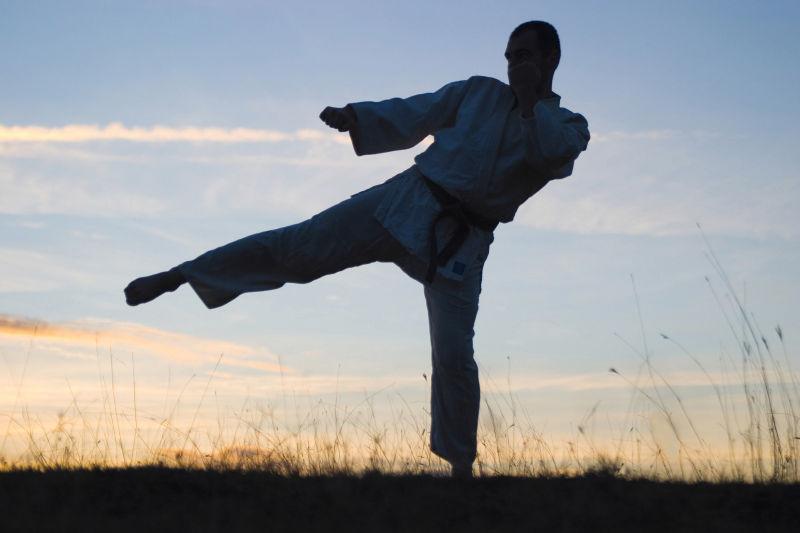 户外锻炼空手道的男人