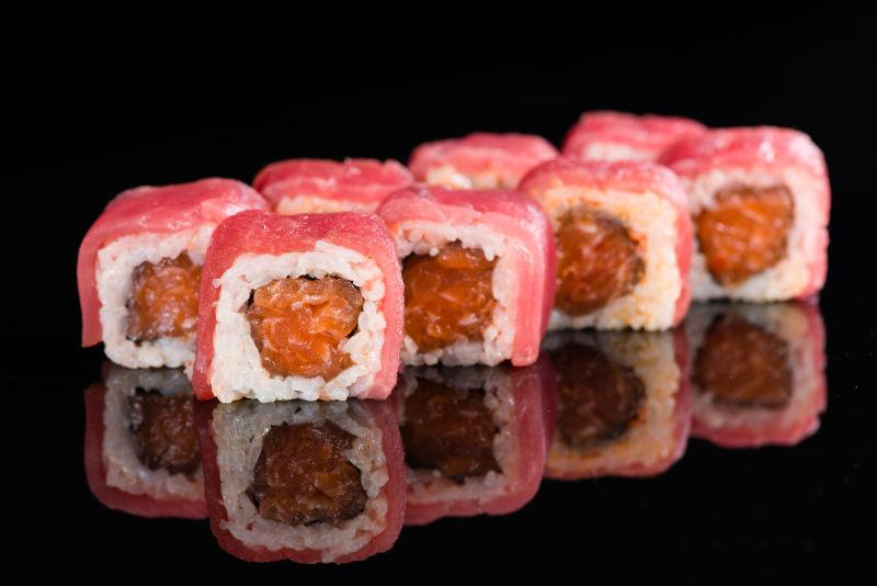 寿司卷鲑鱼和金枪鱼黑色背景与ReFL