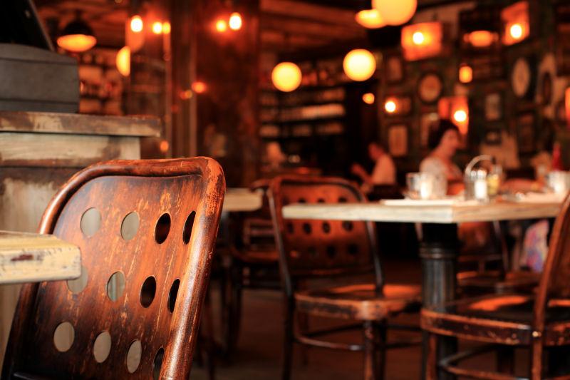 在巴黎的亮着灯的中式装修风格的咖啡馆