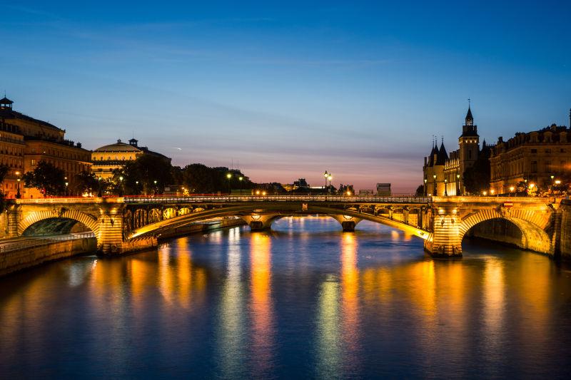 夜幕时分法国巴黎塞纳河上的桥