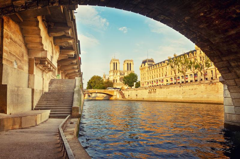 日落时分的巴黎圣母院