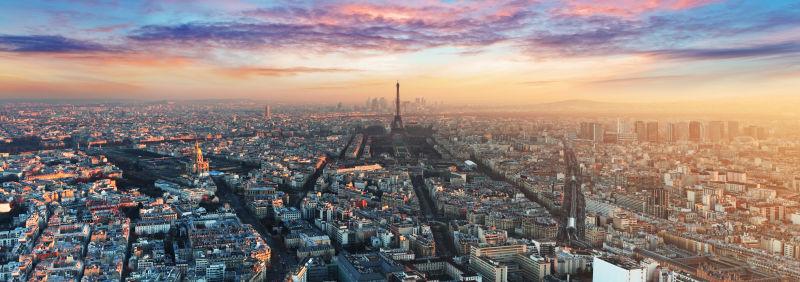 夕阳下的巴黎城市天际线全景